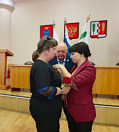Вручены памятные знаки семьям погибших участников СВО