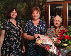 Золотой юбилей мудрости: в Римско-Корсаковке поздравили 90-летнюю именинницу